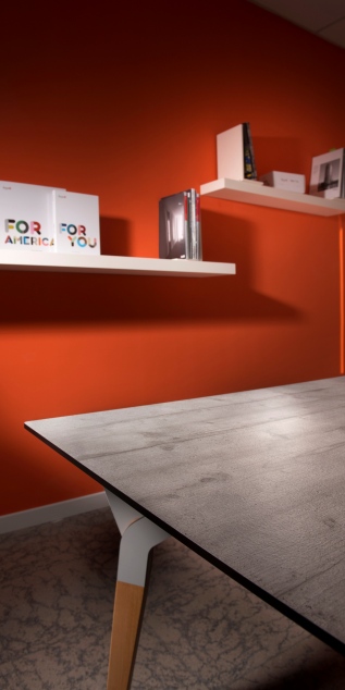 Table d'intérieur grise fabriquée à l'aide de bois composite stratifié compact ARPA®